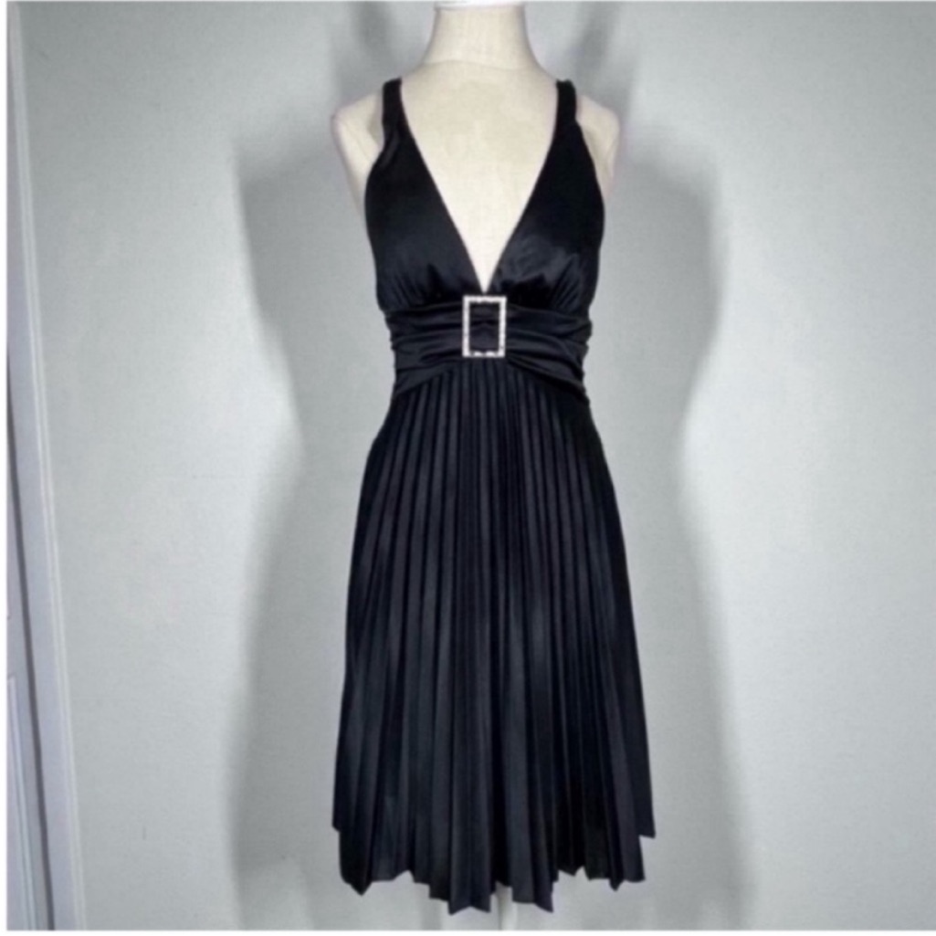 Black Plunging V-Neck Pleated Dress With Buckle Waist